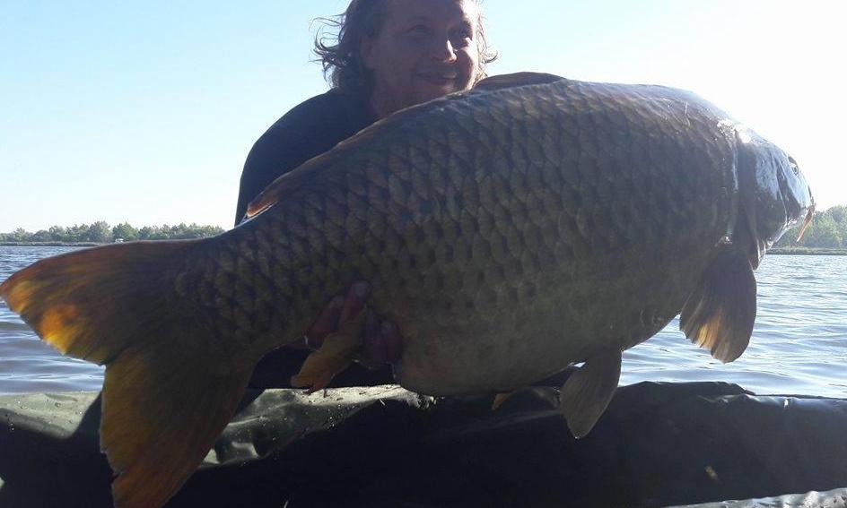 Fantazie! Rybář chytil na české svazovce gigantického kapra o délce 102 centimetrů a váze 25,20 kilogramů!