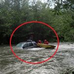 VIDEO: Silný proud v řece strhl brodící se auto! Řidič uplaval na břeh, spolujezdkyně zůstala na střeše