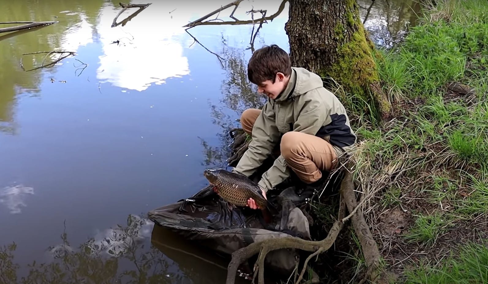 VIDEO: Nejcennější kapr v životě? Mladý rybář chytil rybu na super těžké lokalitě!