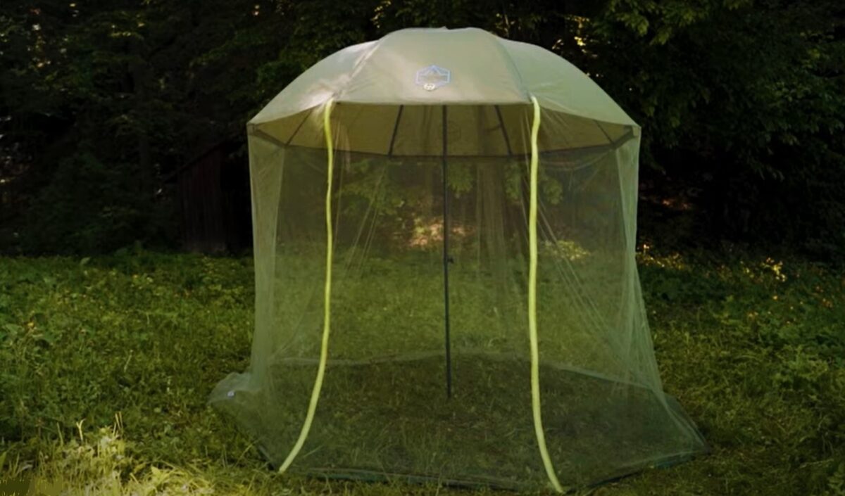 Už žádní otravní komáří na rybách: Moskytiéra na deštník, která chrání před hmyzem