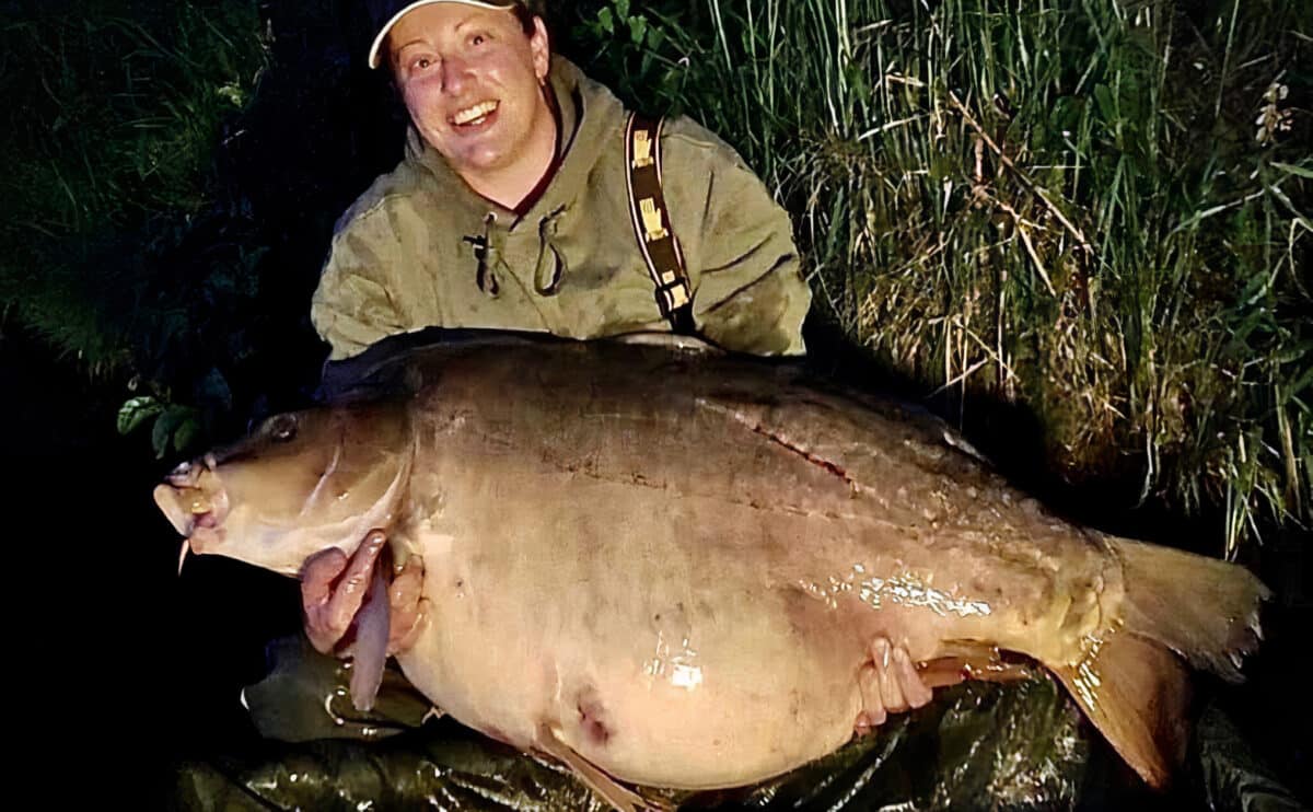 Česká rybářka ulovila na svazovce kapra o váze 33,4 kilo, stanovila nový rekord