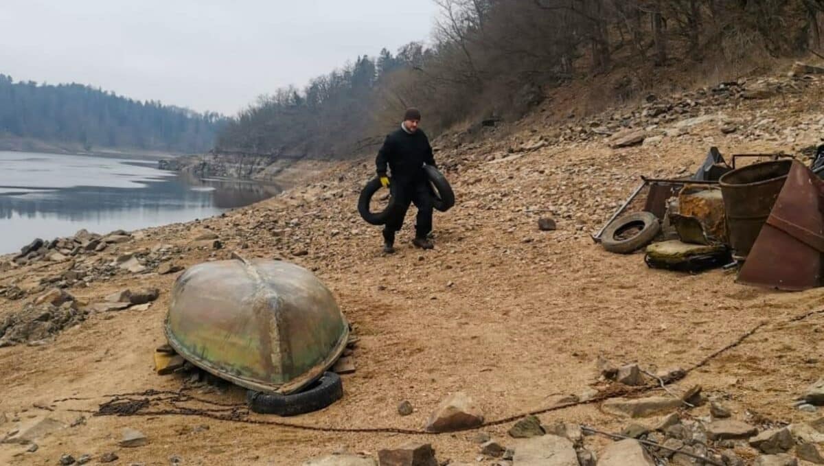 Stráž uklízela na Orlíku odpadky. Nepořádným rybářům hrozí zákaz až 6 měsíců