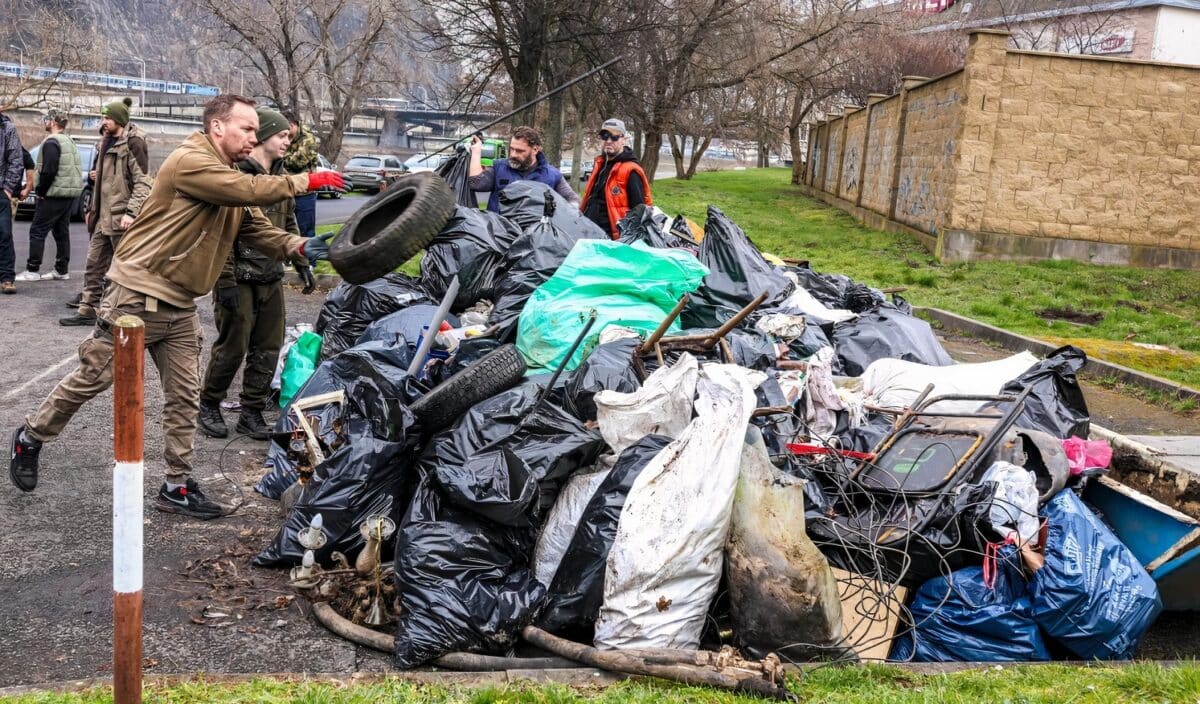 Pneumatiky nebo nábytek: rybáři kolem Labe uklidili tisíce kilogramů odpadu