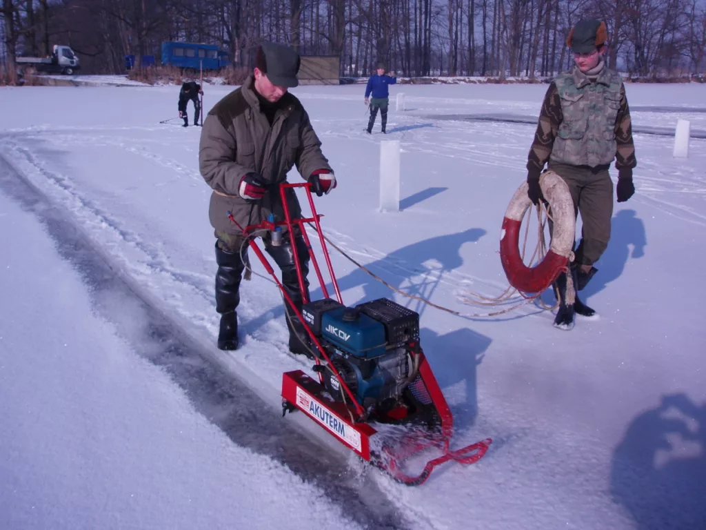 Učíme se ve Vodňanech: Prosekávání ledu na chovných rybnících