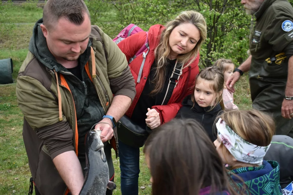 OBRAZEM: Školáci opět pomohli vysadit ryby do kdysi mrtvé řeky