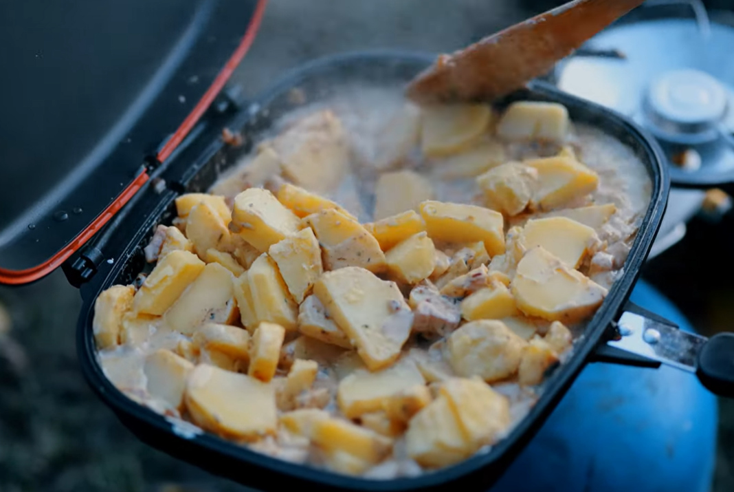 Video: Zapečené brambory s camembertem – Vaření na rybách #1