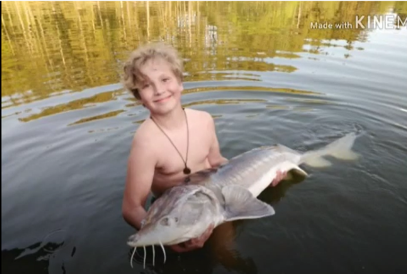 Mladý rybář ulovil metr a půl dlouhého jesetera! Souboj natočil na video
