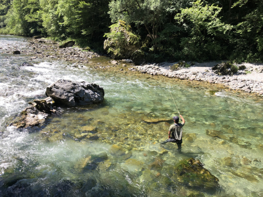 Říjnové Rybářství: Lov bojovných a zdravých pstruhů v kouzelném Slovinsku