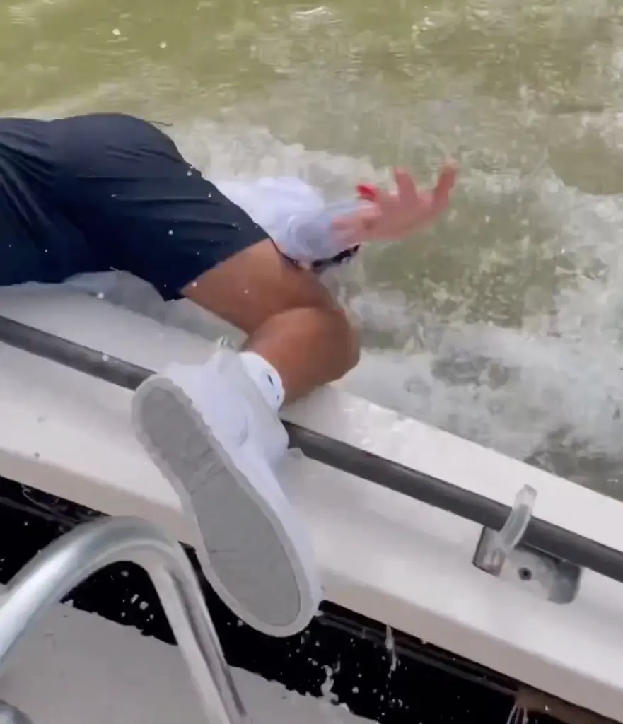 VIDEO: Dvě sekundy, co se může stát? Rybář na Floridě strčil ruce do vody, útok přišel okamžitě!