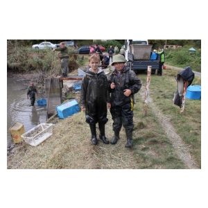 Děti na výlovu rybníku Kopáčov v Jincích