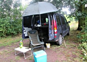 kempovani-u-vody-auto